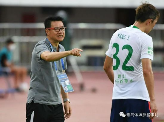黑色蕾丝透明开叉短裙穿搭